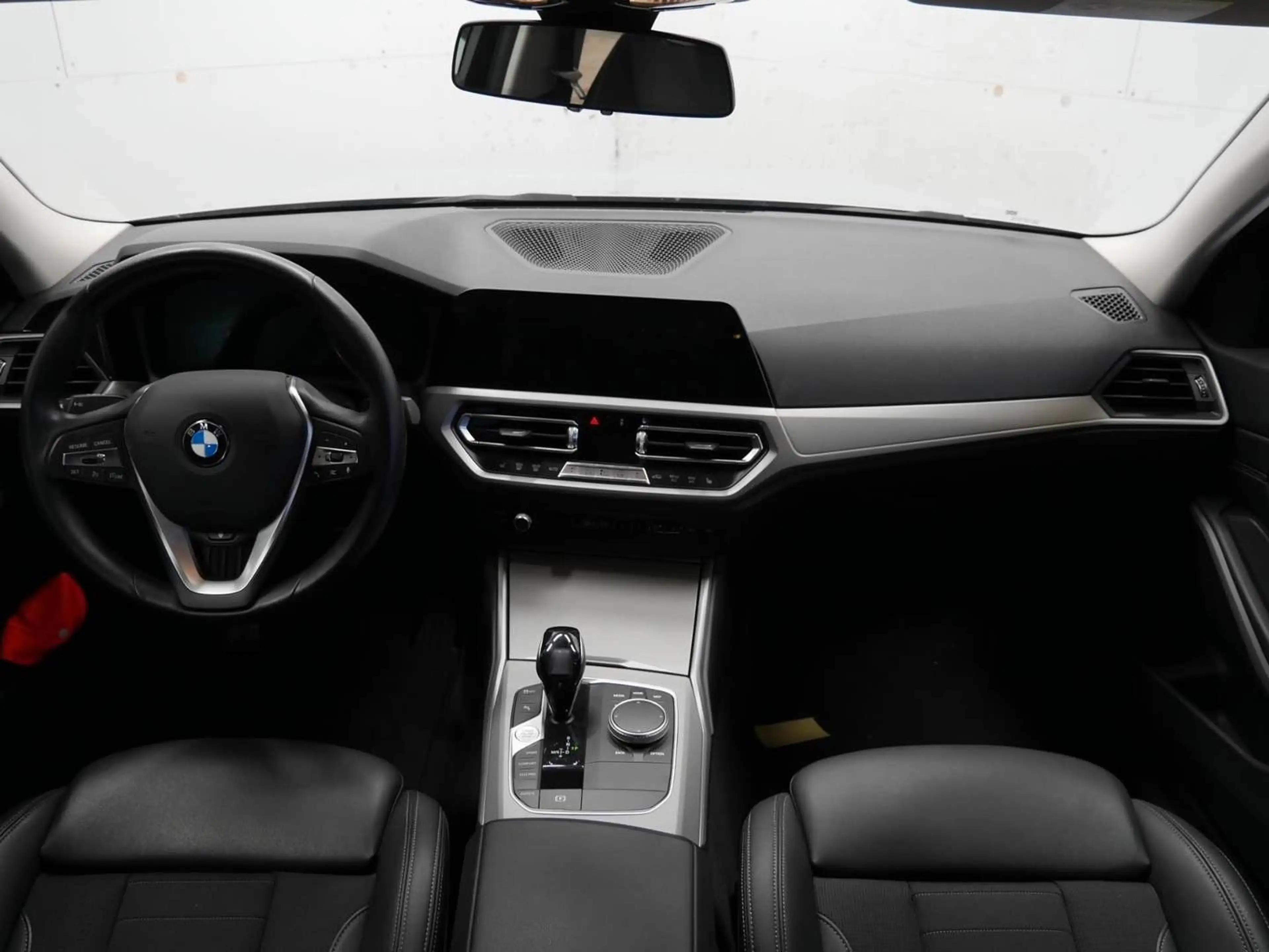 BMW 318 d*DRIVING ASSISTANT*STANDHZG.* — photo 2