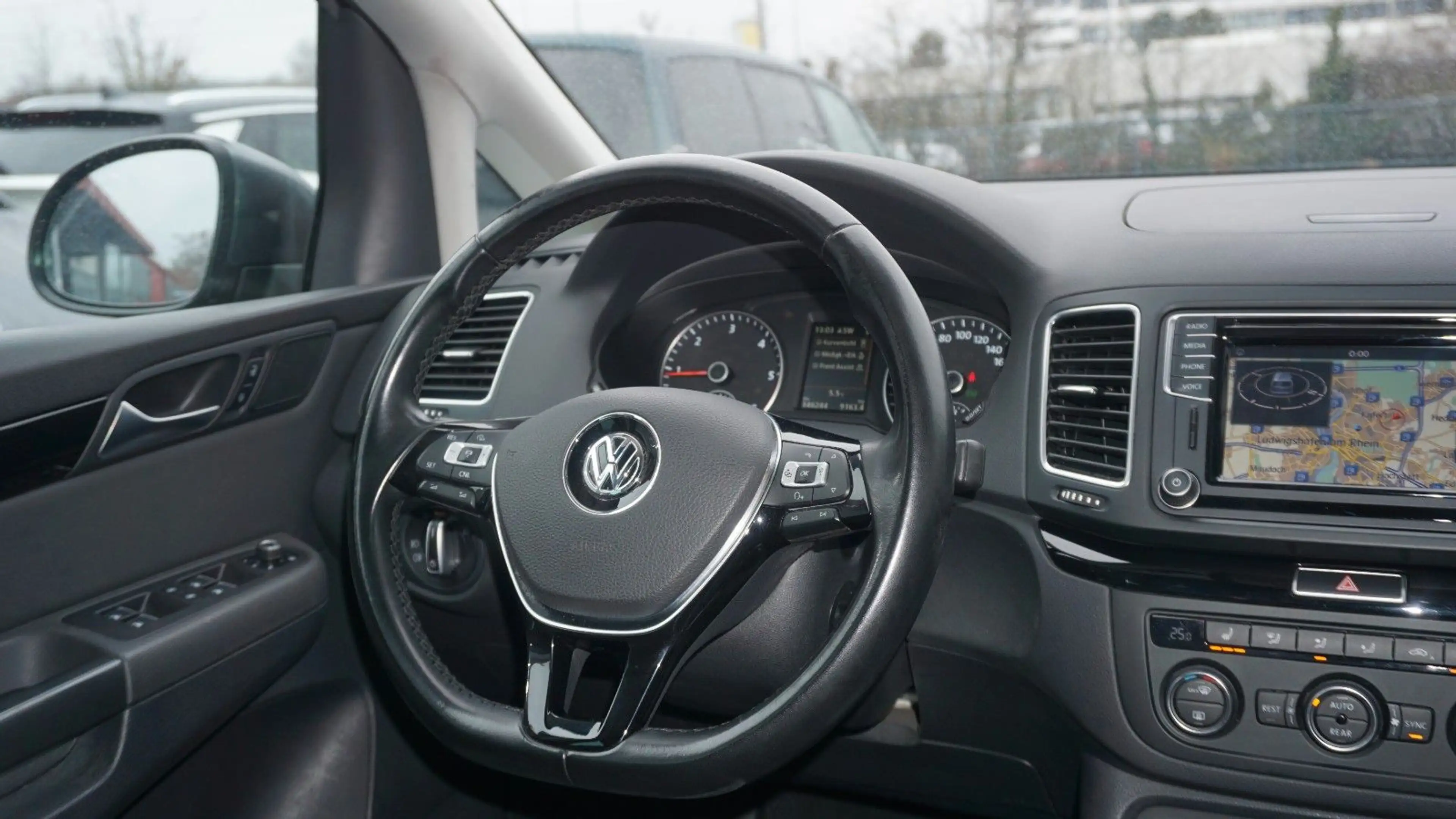 Volkswagen Sharan Highline*PDC*KAM*7-SITZER*DSG*ACC*NAVI!!! — photo 16