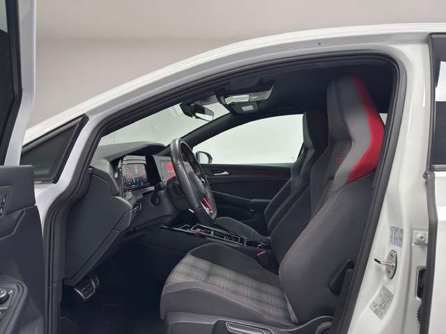 Volkswagen Golf GTI — photo 11