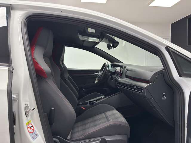 Volkswagen Golf GTI — photo 12