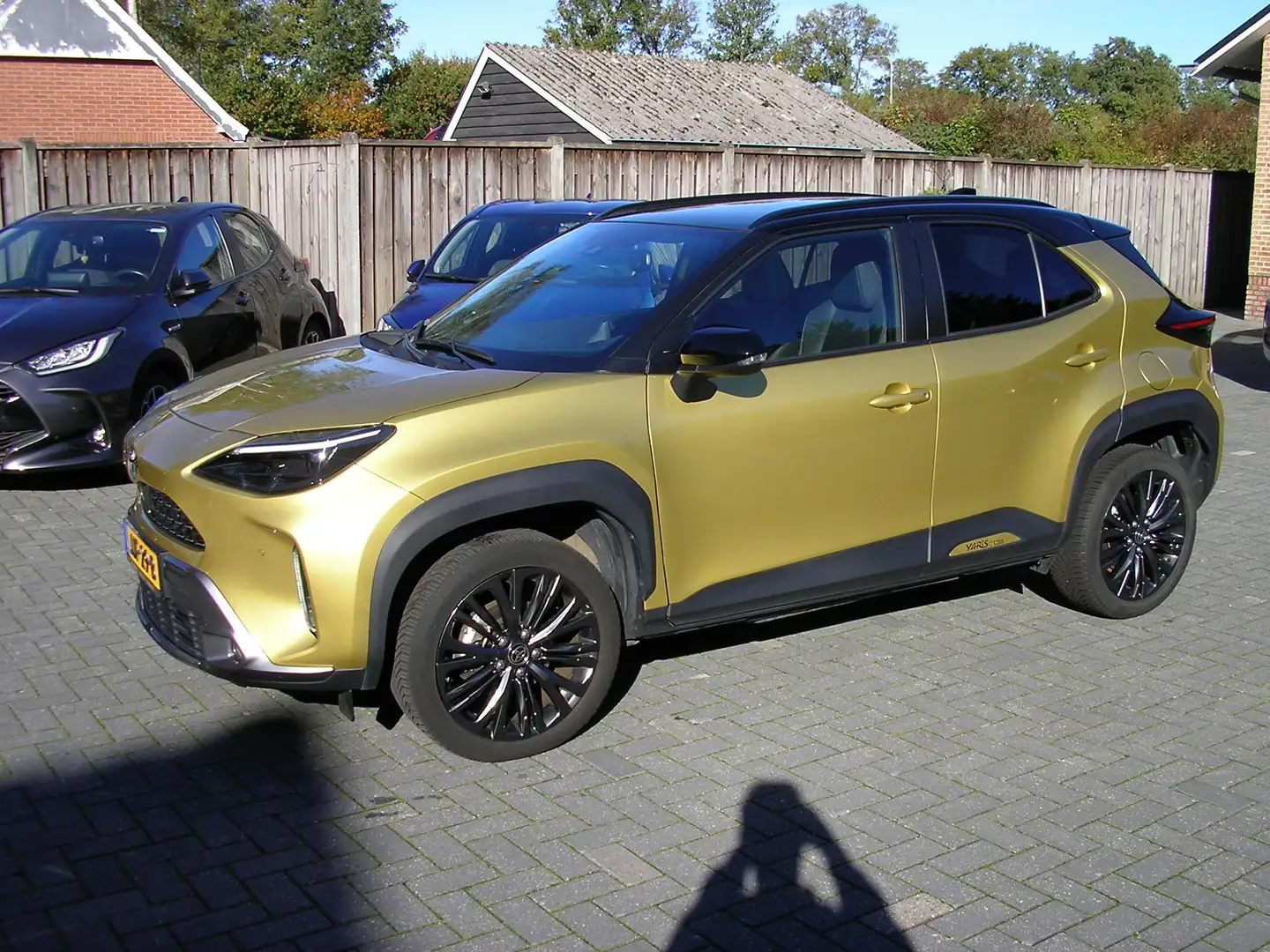 Toyota Yaris Cross 1.5 Hybrid Adventure PANORAMA JBL DODEHOEK BI-TONE Geel - 2