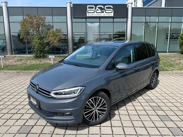 Volkswagen Touran view 3