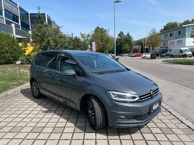 Volkswagen Touran view 9
