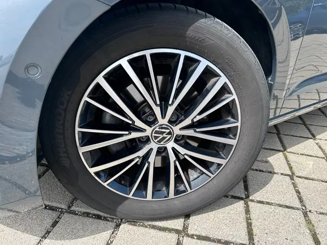 Volkswagen Touran view 4