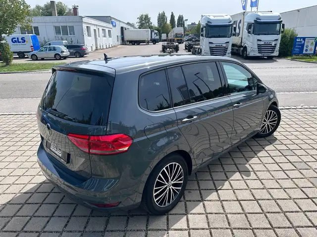 Volkswagen Touran view 8