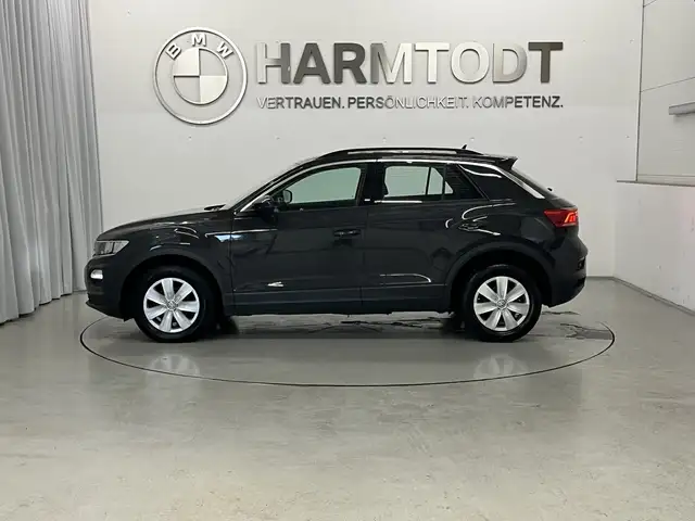 Volkswagen T-Roc view 3