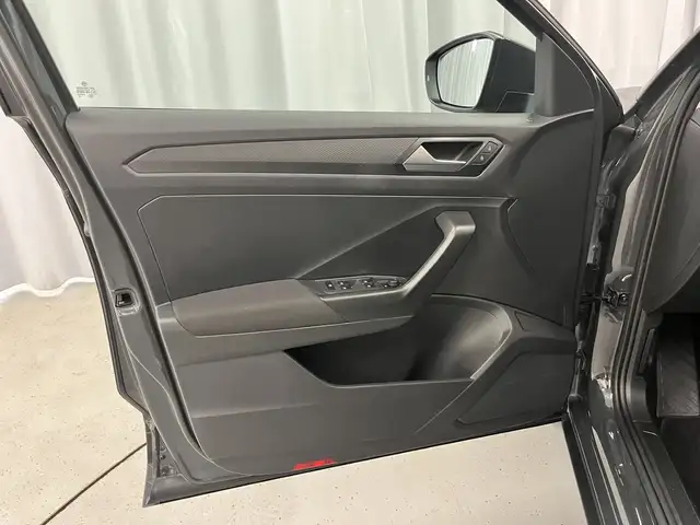 Volkswagen T-Roc view 16
