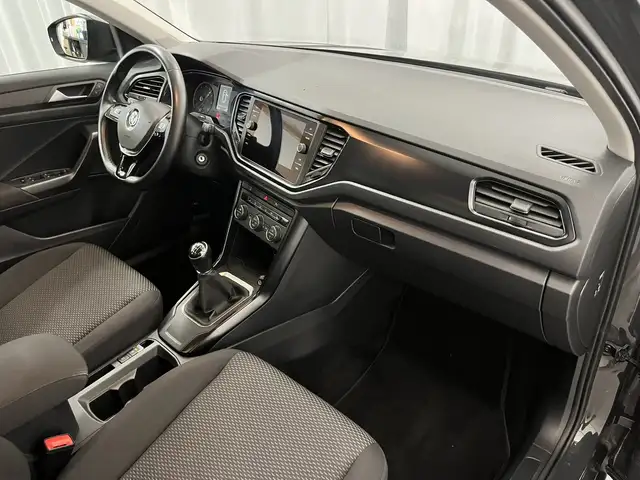 Volkswagen T-Roc view 8