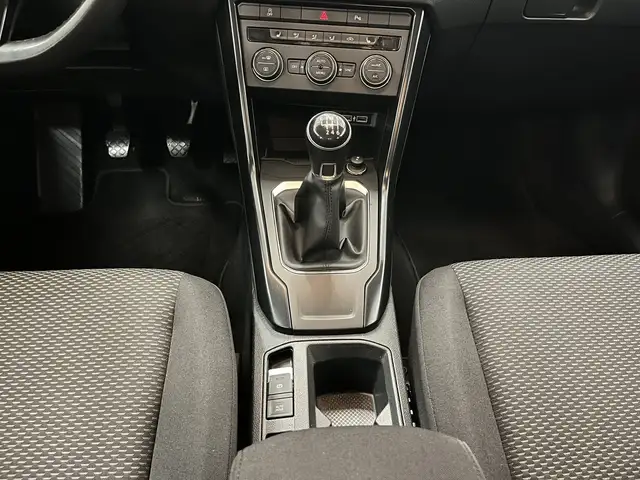 Volkswagen T-Roc view 11