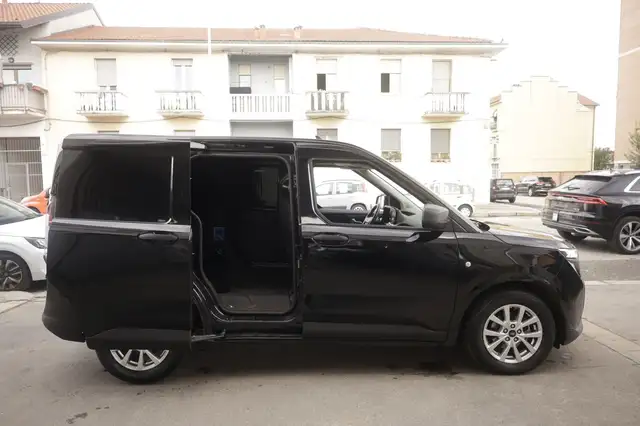 Ford Transit Courier view 16