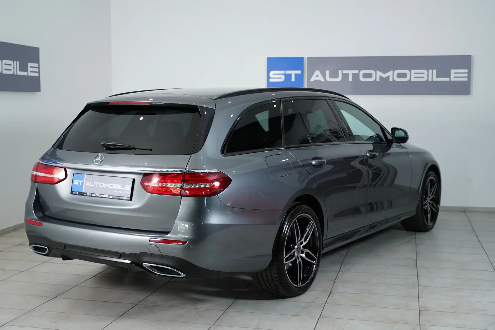 Mercedes-Benz E 220 d 4Matic Aut. // AMG- LINE // KAMERA // NAVI Grau - 2