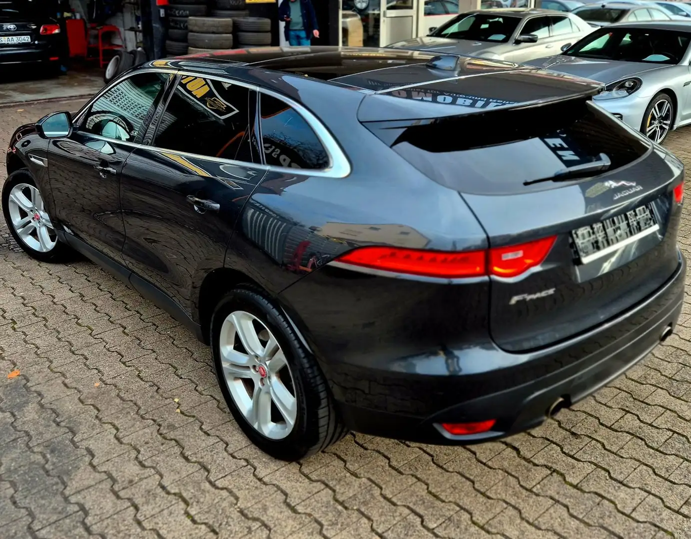 Jaguar F-Pace 3.0V6 F-PACE Prestige AWD Pano-AHK-VOLL Gris - 2