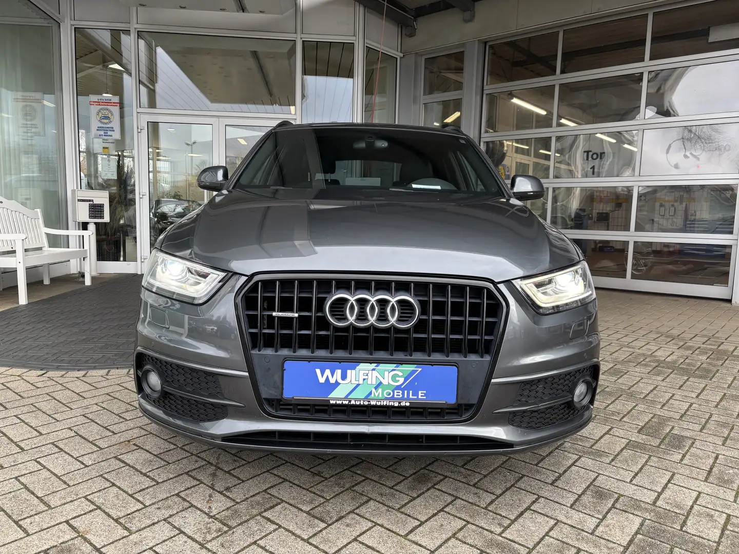 Audi Q3 2.0 TFSI quattro S-line NAVI XENON AHK TEMPO Grau - 2