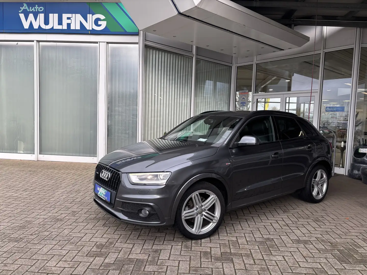 Audi Q3 2.0 TFSI quattro S-line NAVI XENON AHK TEMPO Grau - 1