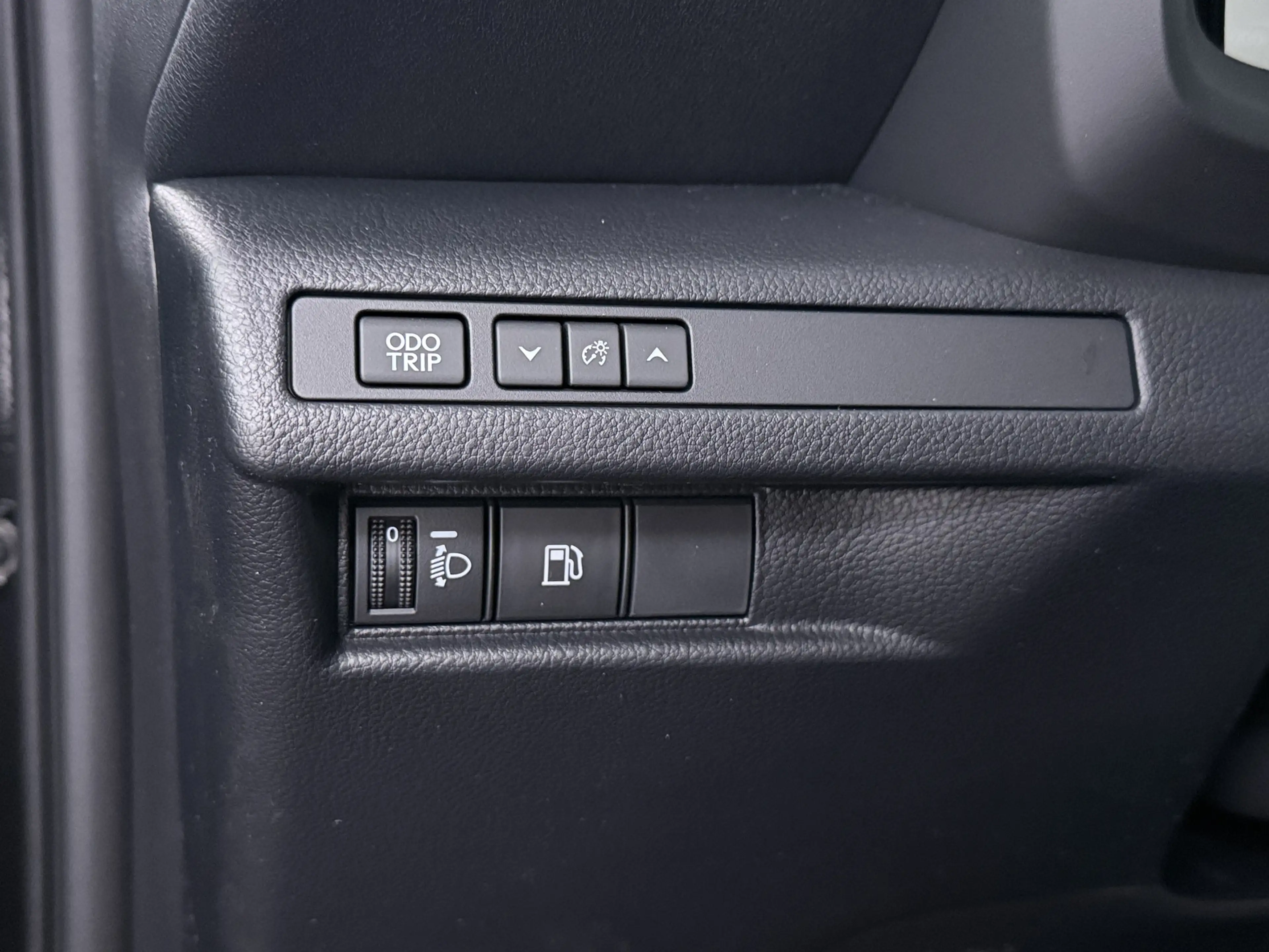 Lexus LBX Emotion 2WD — photo 2