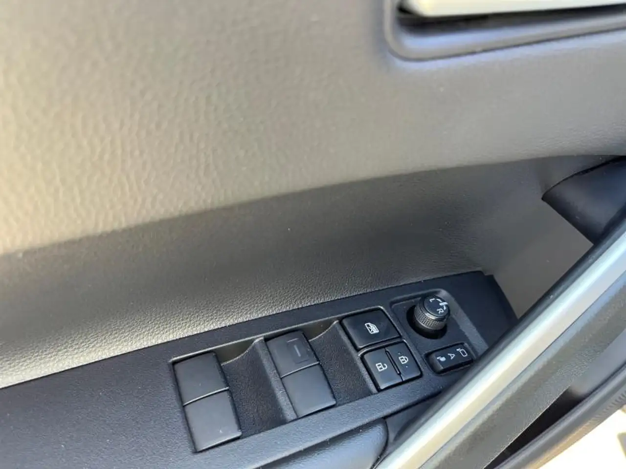 Toyota Corolla Cross 1.8 Hybrid 2WD STYLE, миниатюра 11