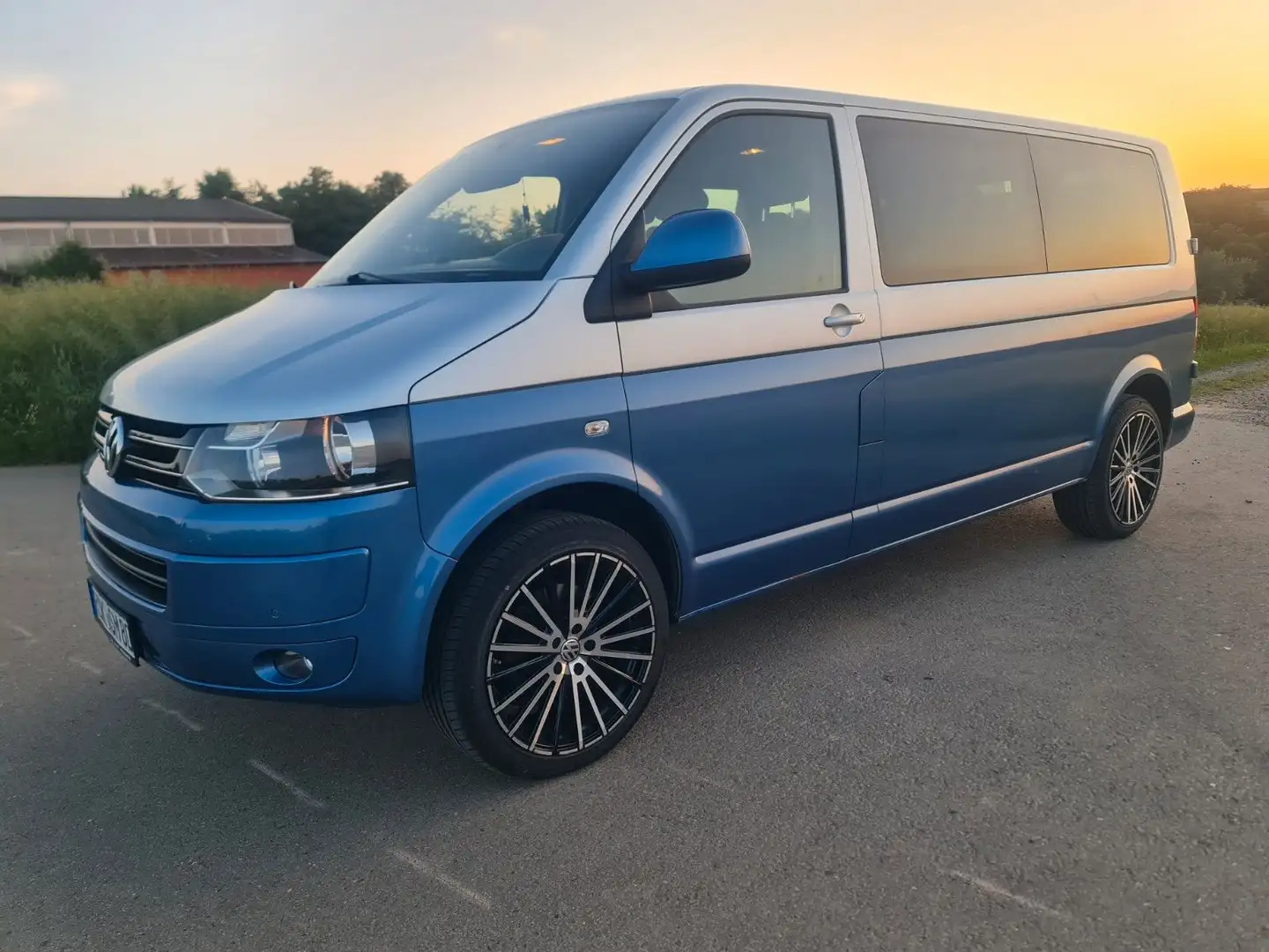 Volkswagen T5 Transporter Bus Caravelle Comfortline lang 4M Silber - 1