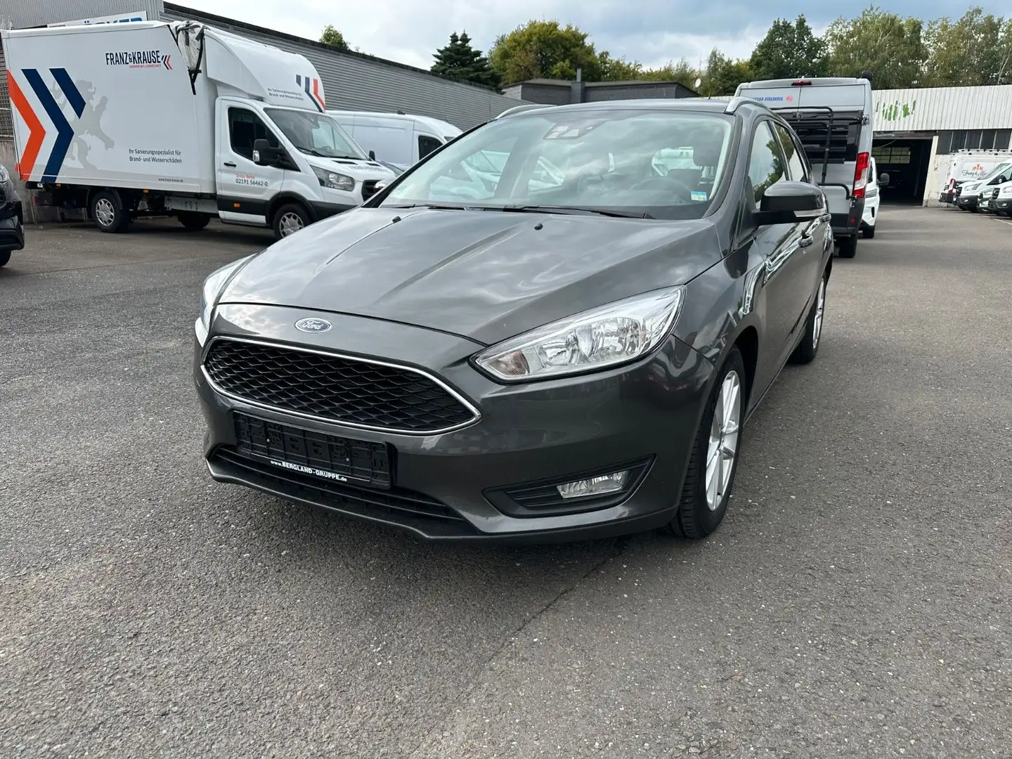 Ford Focus Turnier Business Grau - 1