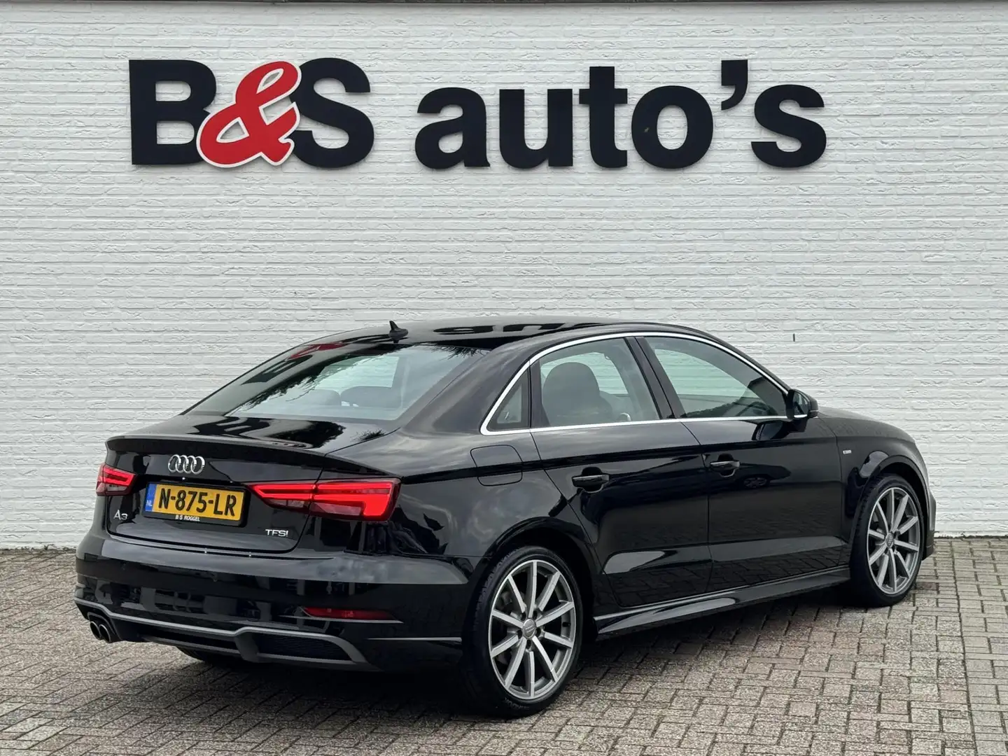 Audi A3 Limousine 1.5 TFSI CoD Sport S Line Edition Airco Zwart - 2