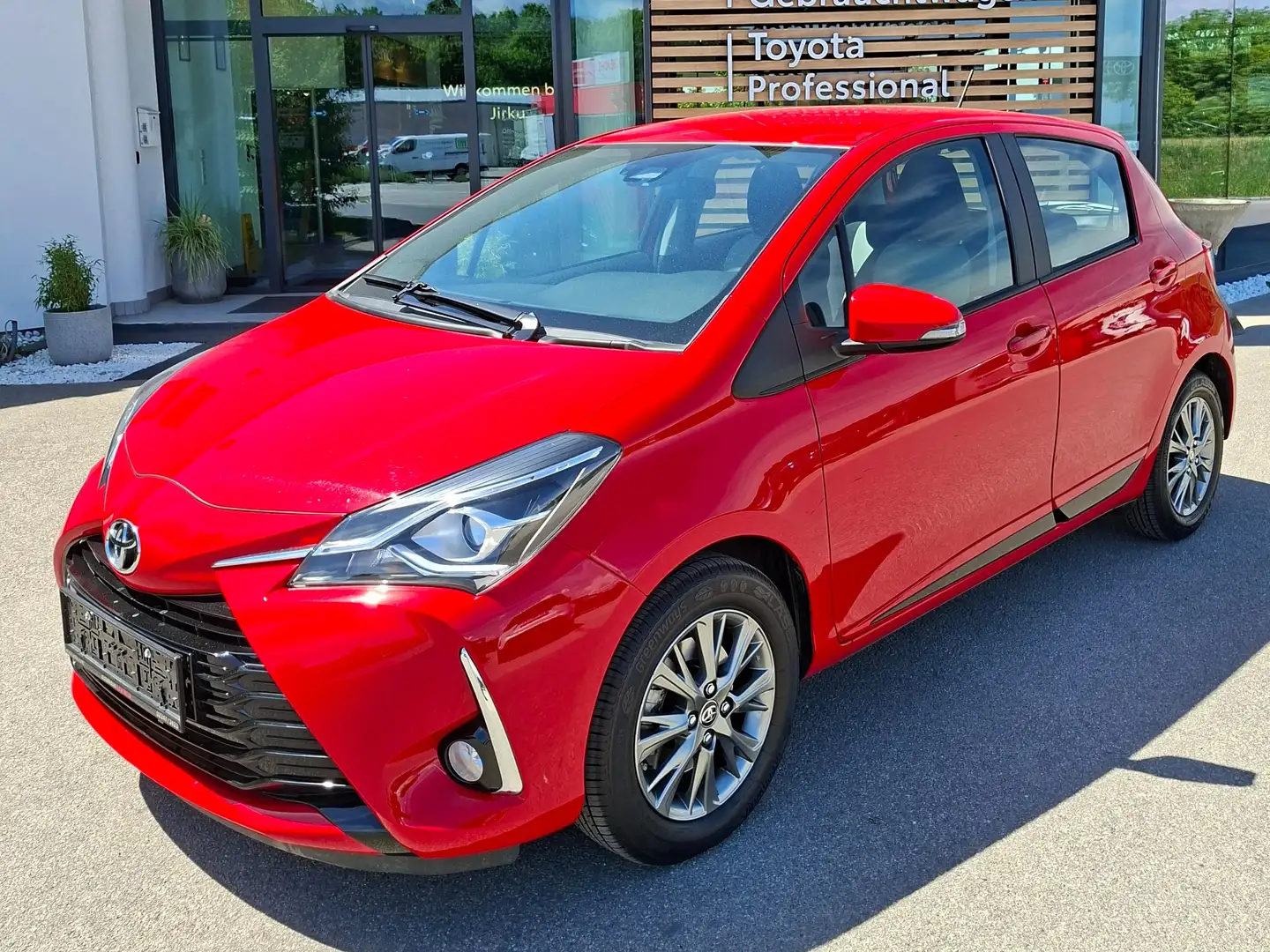 Toyota Yaris Yaris 1,5 VVT-ie Active mit Designpaket Rot - 1