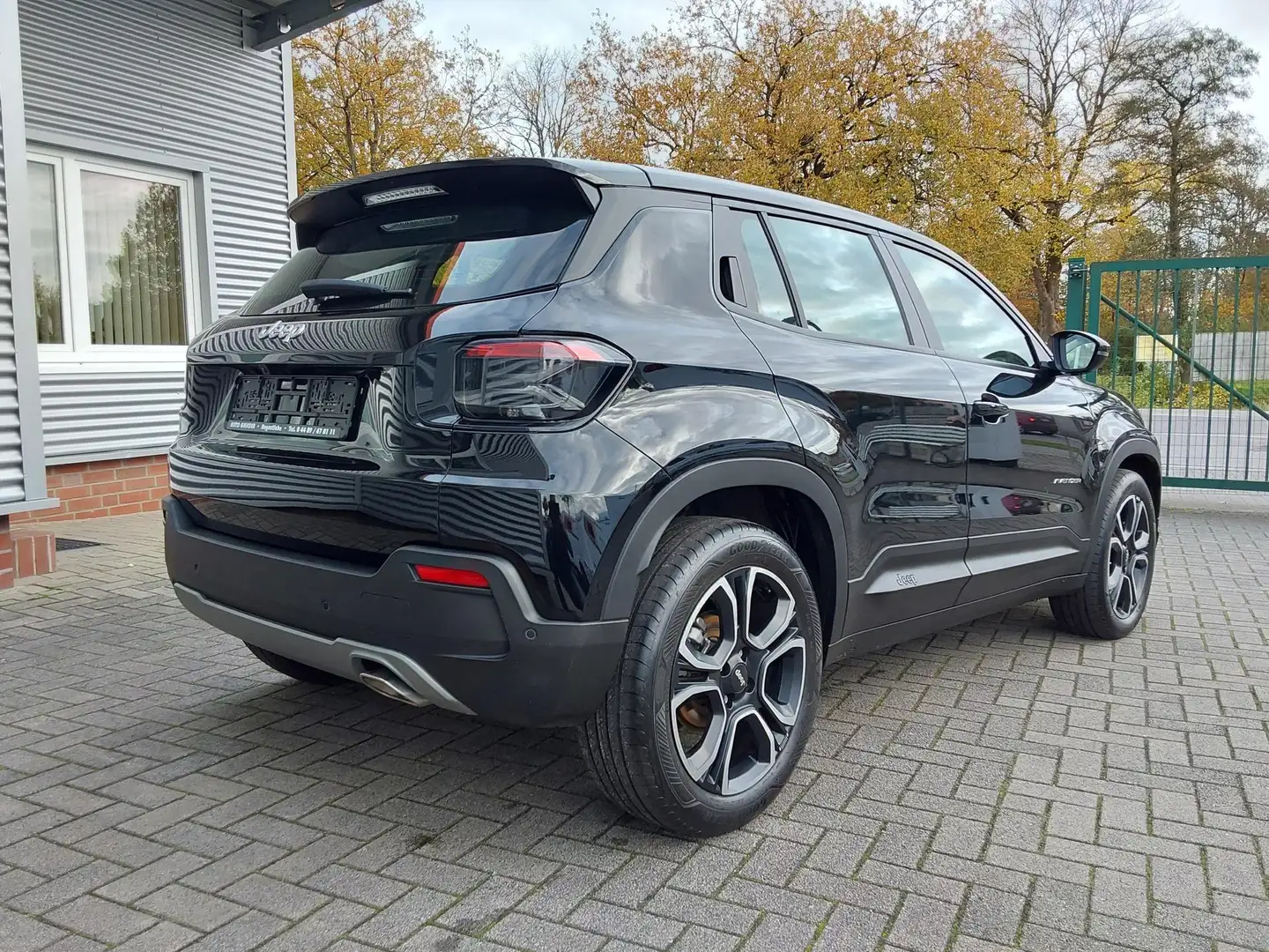 Jeep Avenger 1.2 T-GDI Altitude ACC/APP/SHZ/LED/PDC/KAM/NAV ... Schwarz - 2