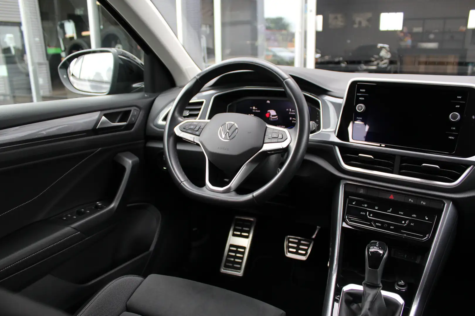 Volkswagen T-Roc 1.5 TSI Style | Carplay | Trekhaak | Cruise | Zwart - 2