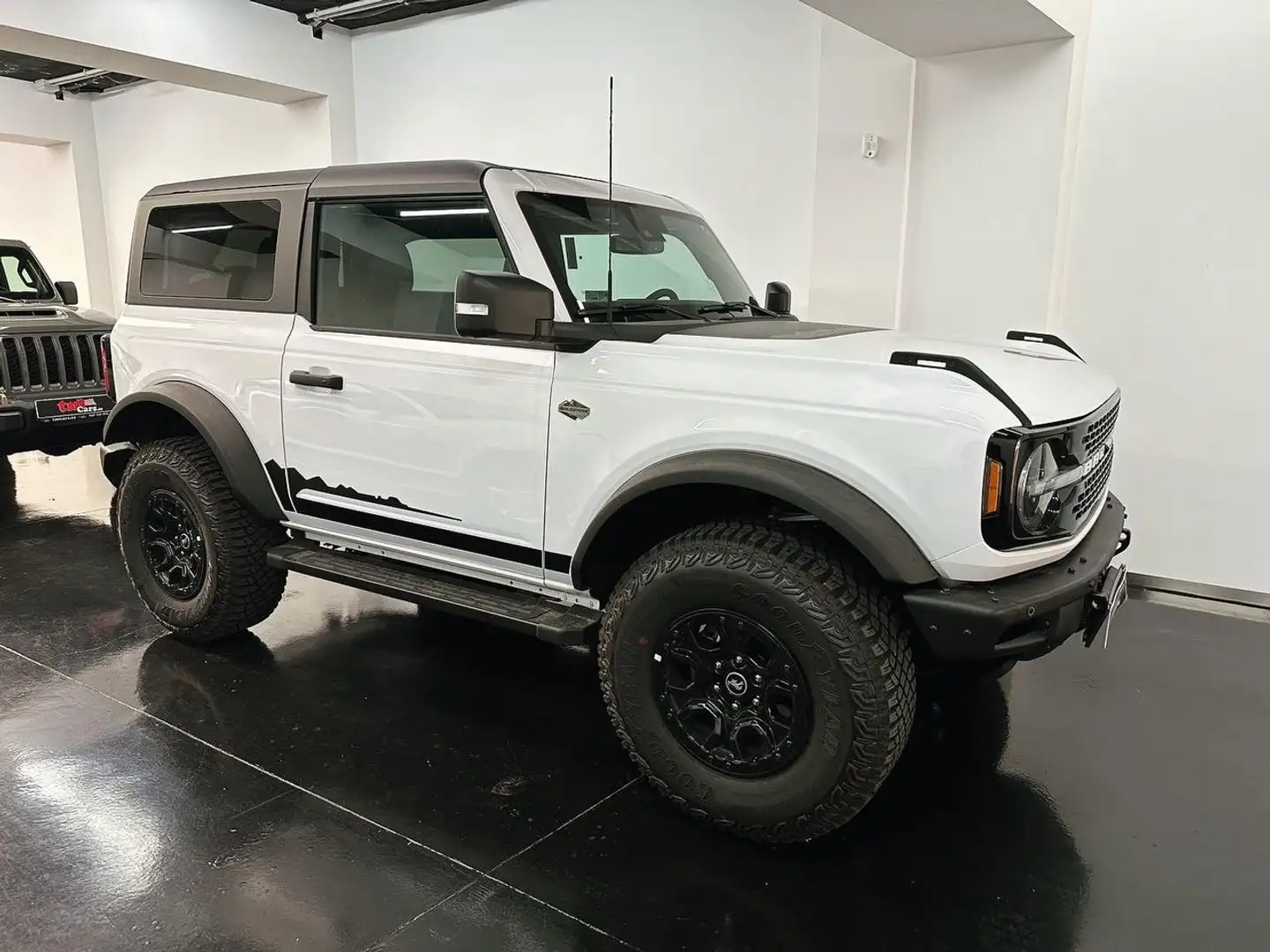 Ford Bronco WILDTRACK Blanco - 2