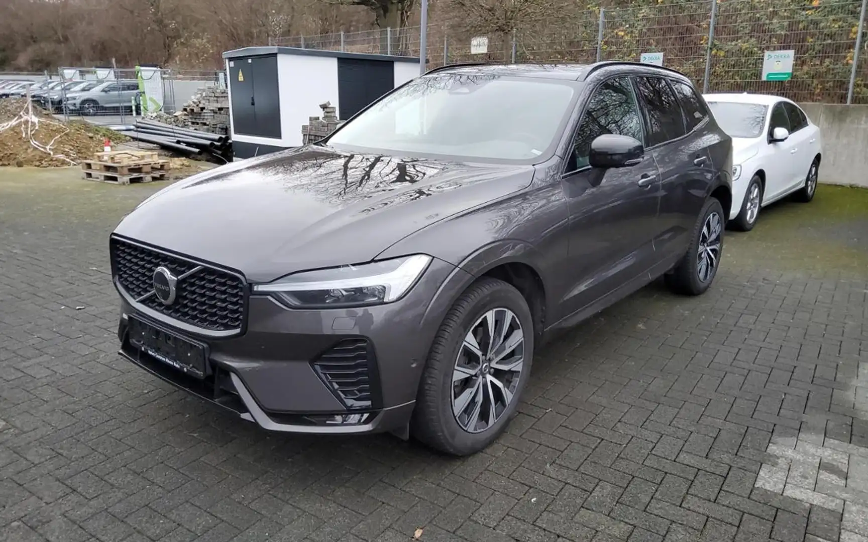 Volvo XC60 B5 AWD  PLUS DARK FAP+HKSOUND+PANO+360°+MET Grau - 1