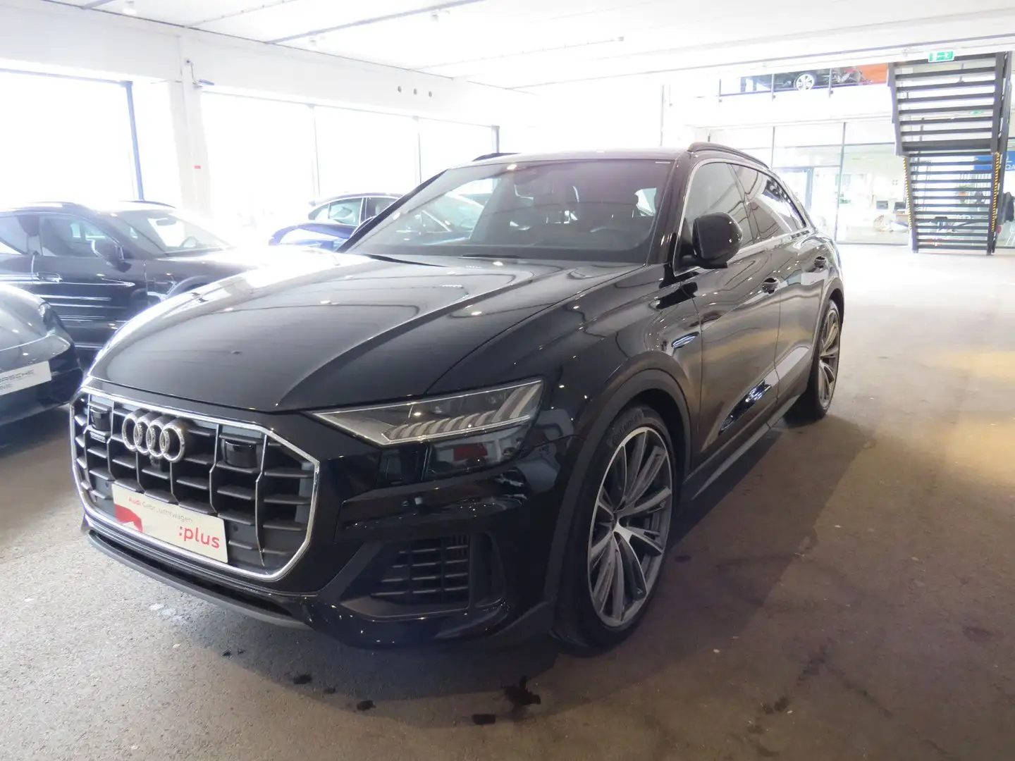 Audi Q8 55 TFSI quattro Schwarz - 1