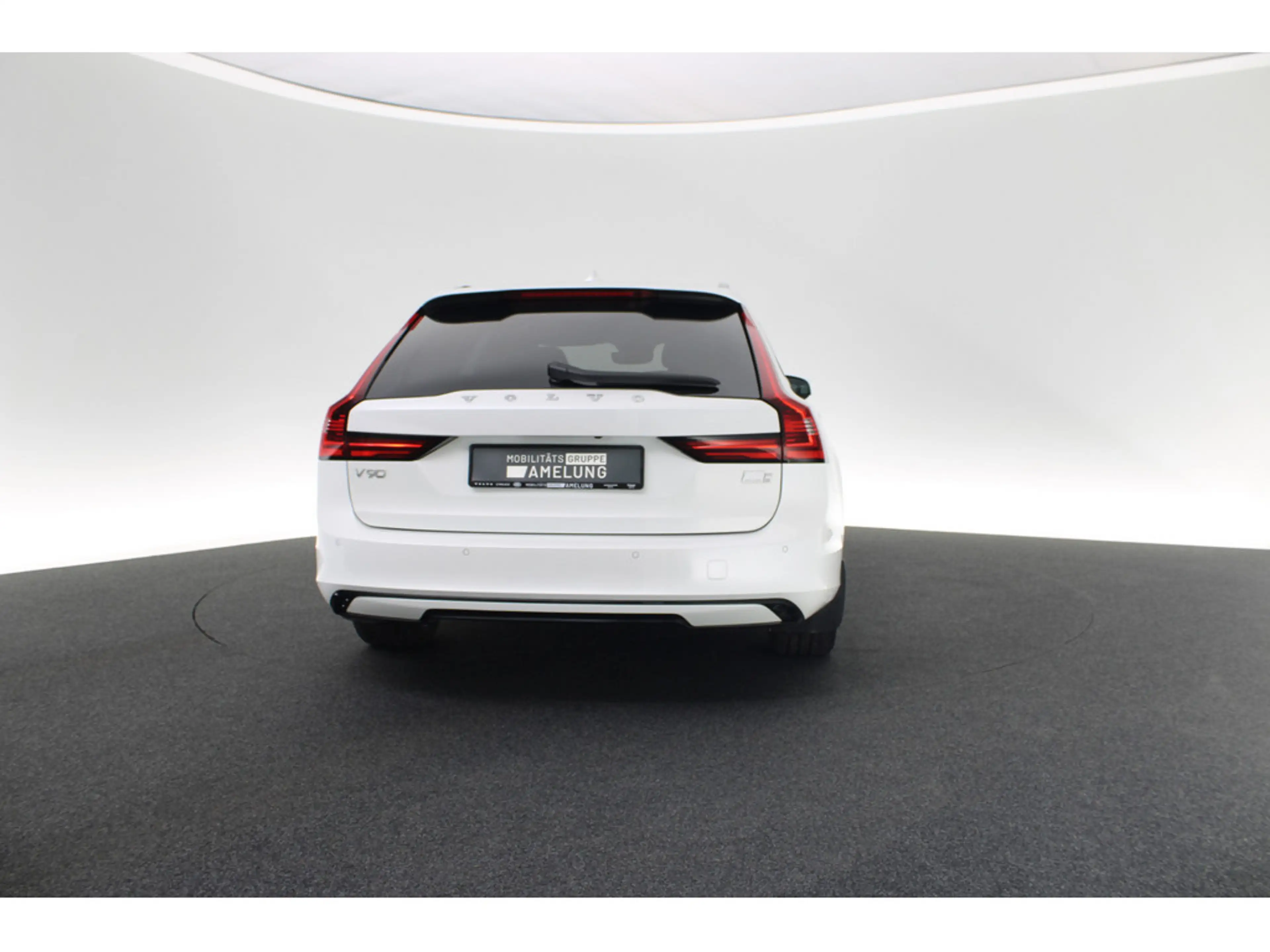 Volvo V90 Kombi 2.0 R Design Recharge Plug-In Hybrid AWD — photo 5