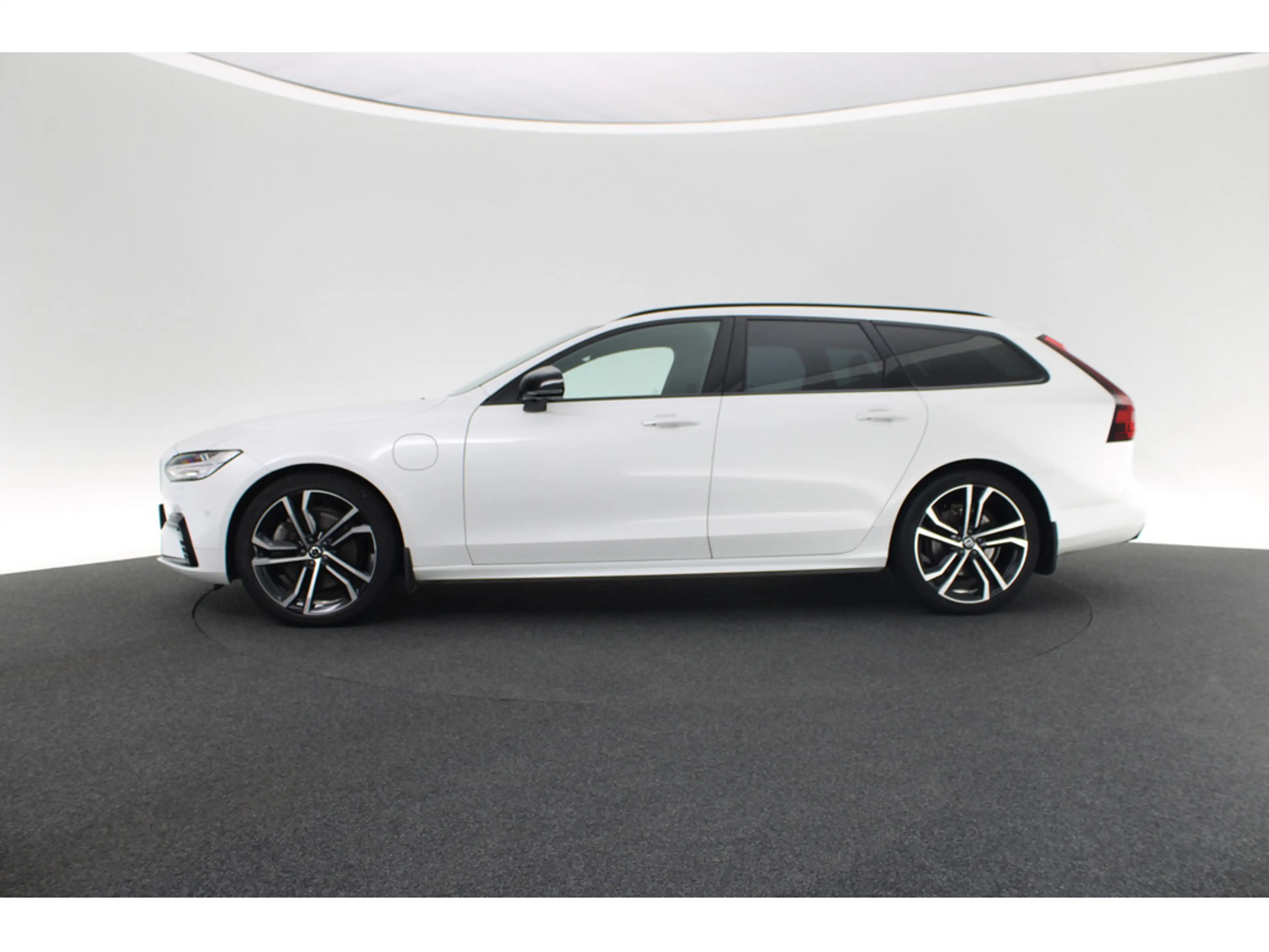 Volvo V90 Kombi 2.0 R Design Recharge Plug-In Hybrid AWD — photo 2
