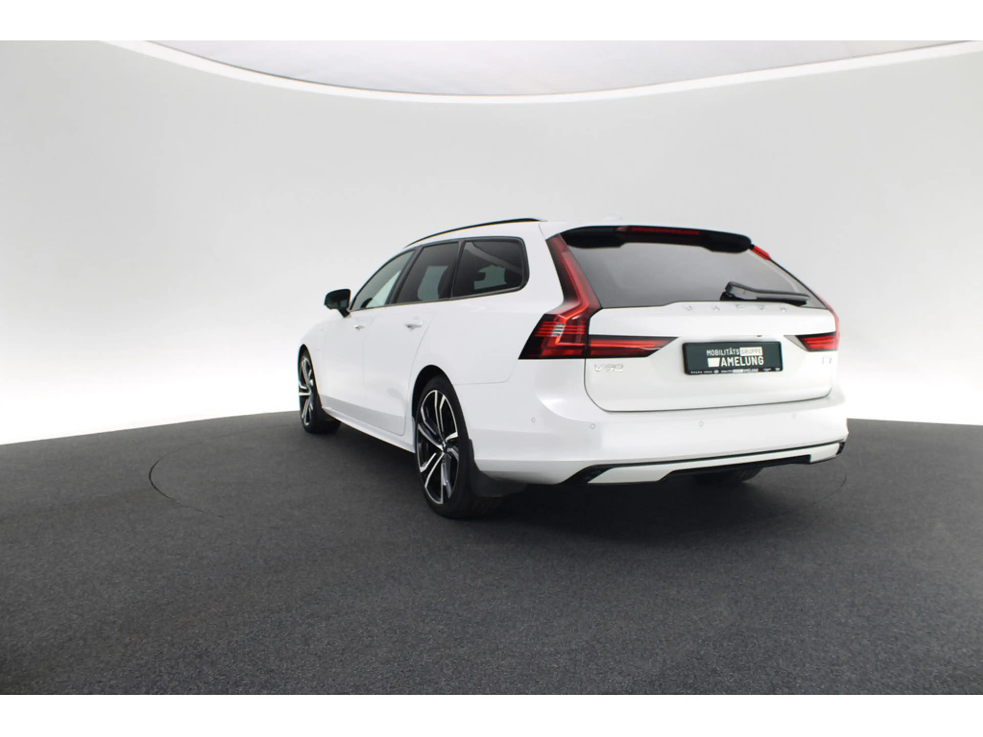 Volvo V90 Kombi 2.0 R Design Recharge Plug-In Hybrid AWD — photo 3