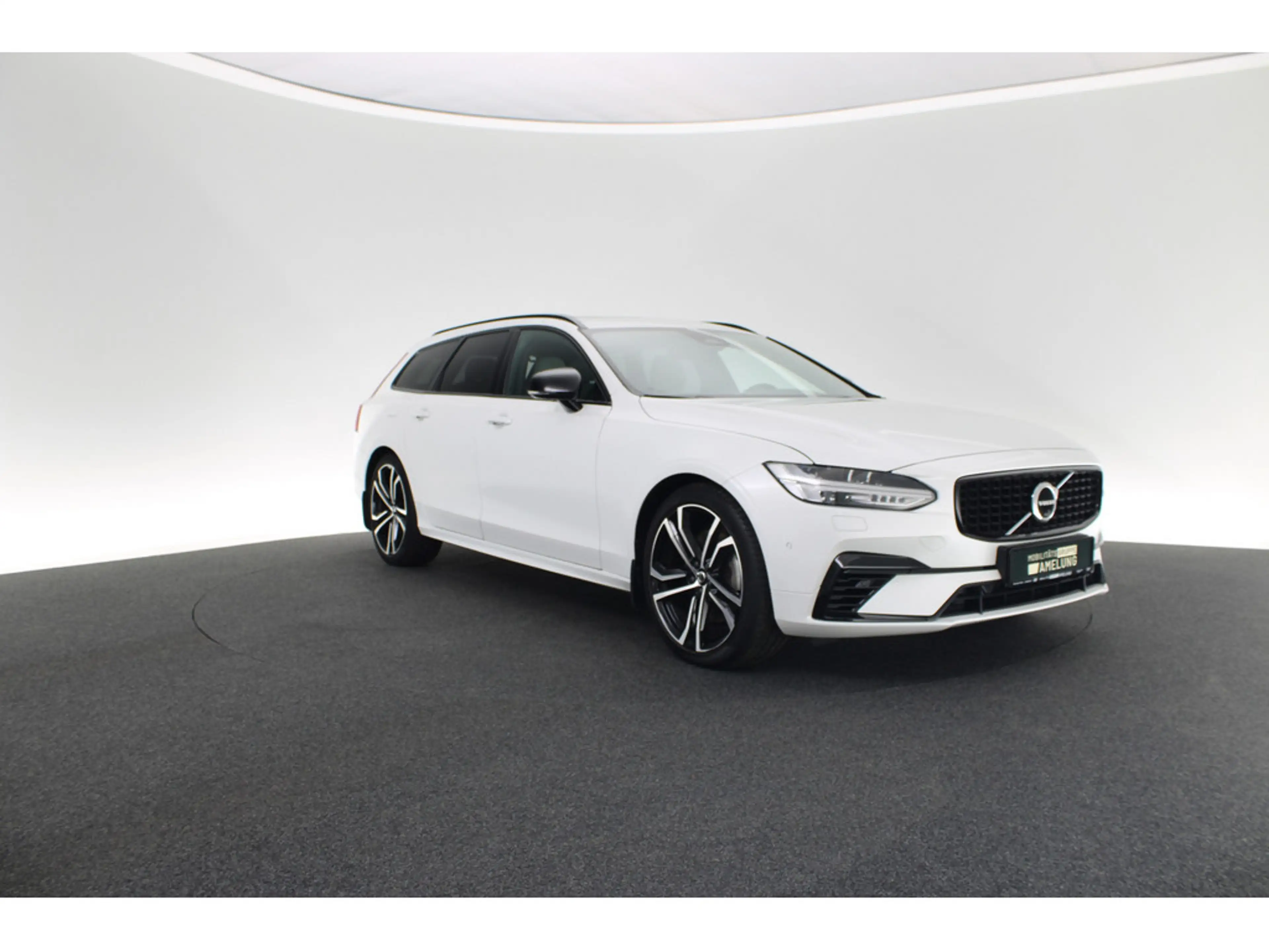 Volvo V90 Kombi 2.0 R Design Recharge Plug-In Hybrid AWD — photo 8