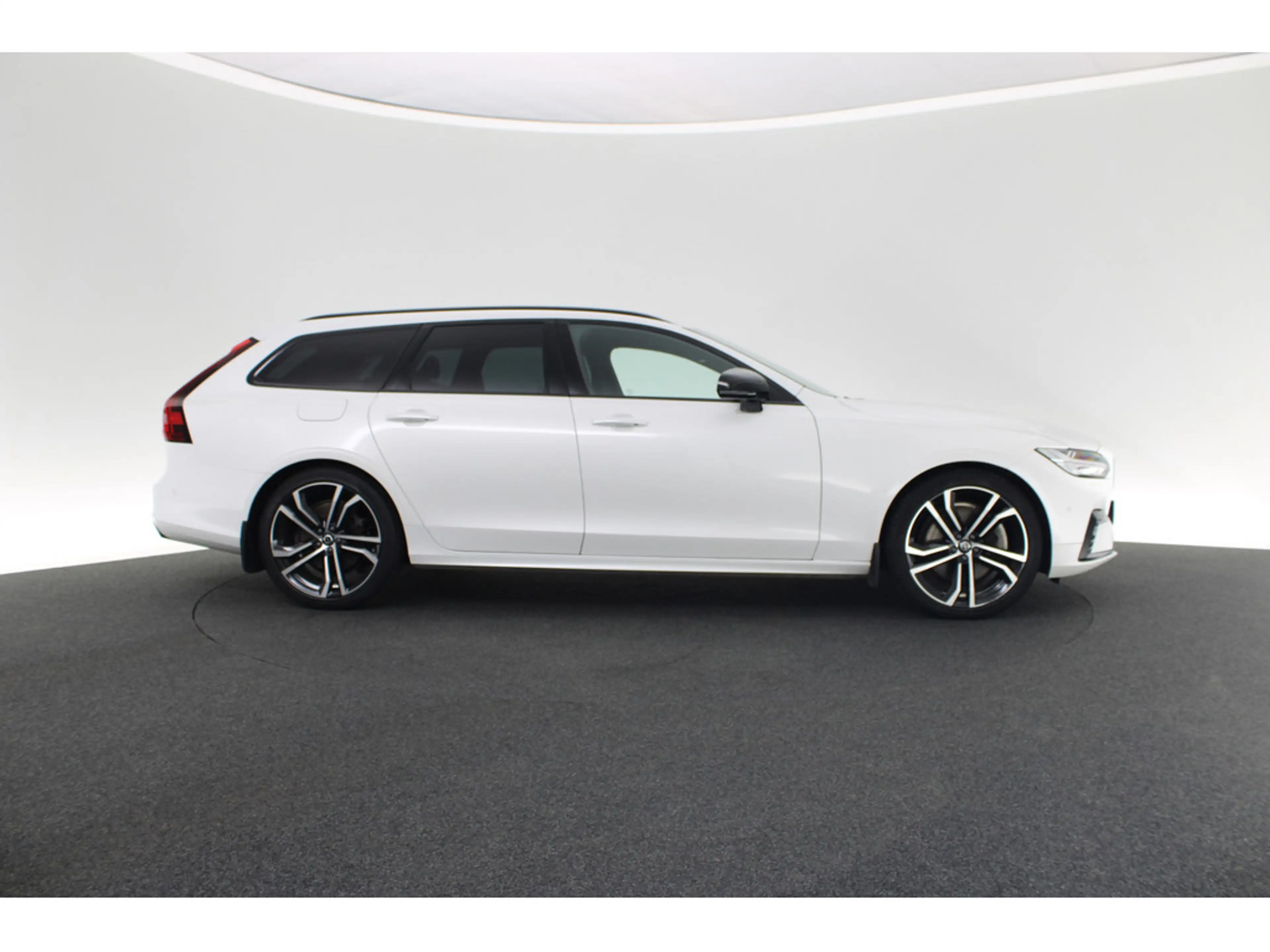 Volvo V90 Kombi 2.0 R Design Recharge Plug-In Hybrid AWD — photo 7