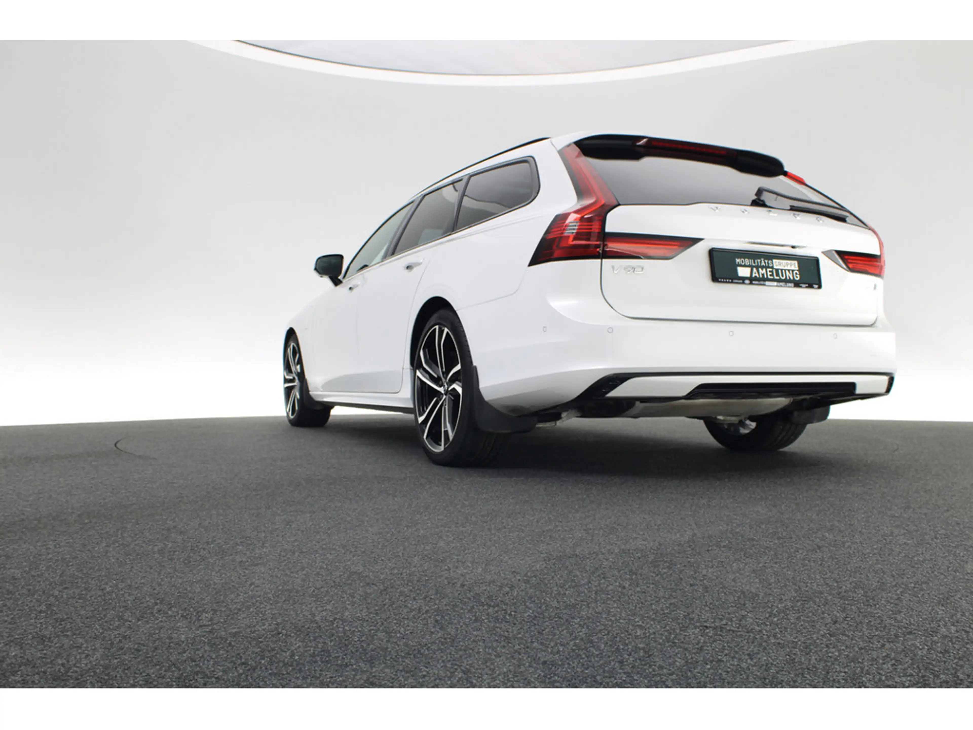 Volvo V90 Kombi 2.0 R Design Recharge Plug-In Hybrid AWD — photo 12