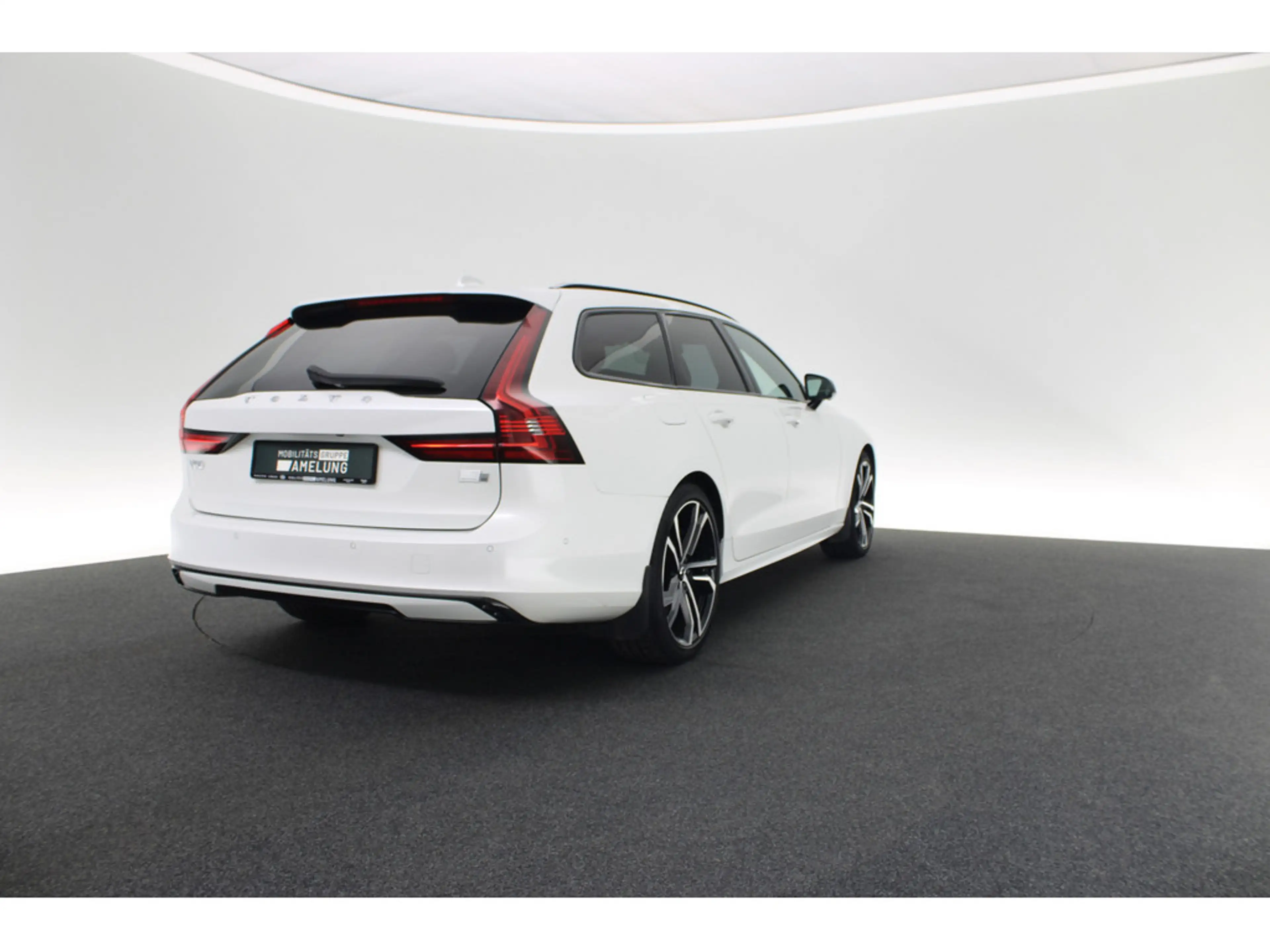 Volvo V90 Kombi 2.0 R Design Recharge Plug-In Hybrid AWD — photo 6