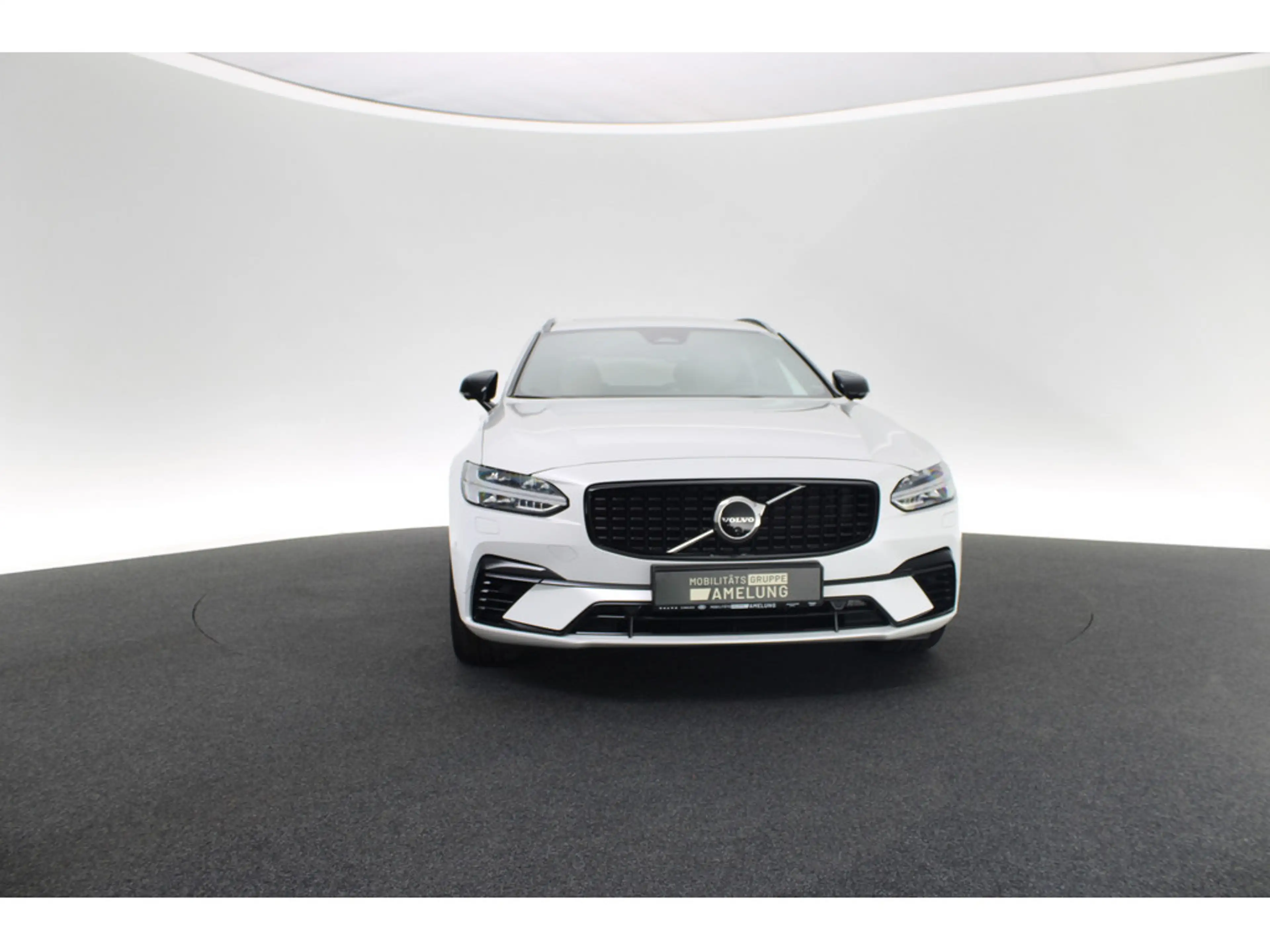 Volvo V90 Kombi 2.0 R Design Recharge Plug-In Hybrid AWD — photo 9