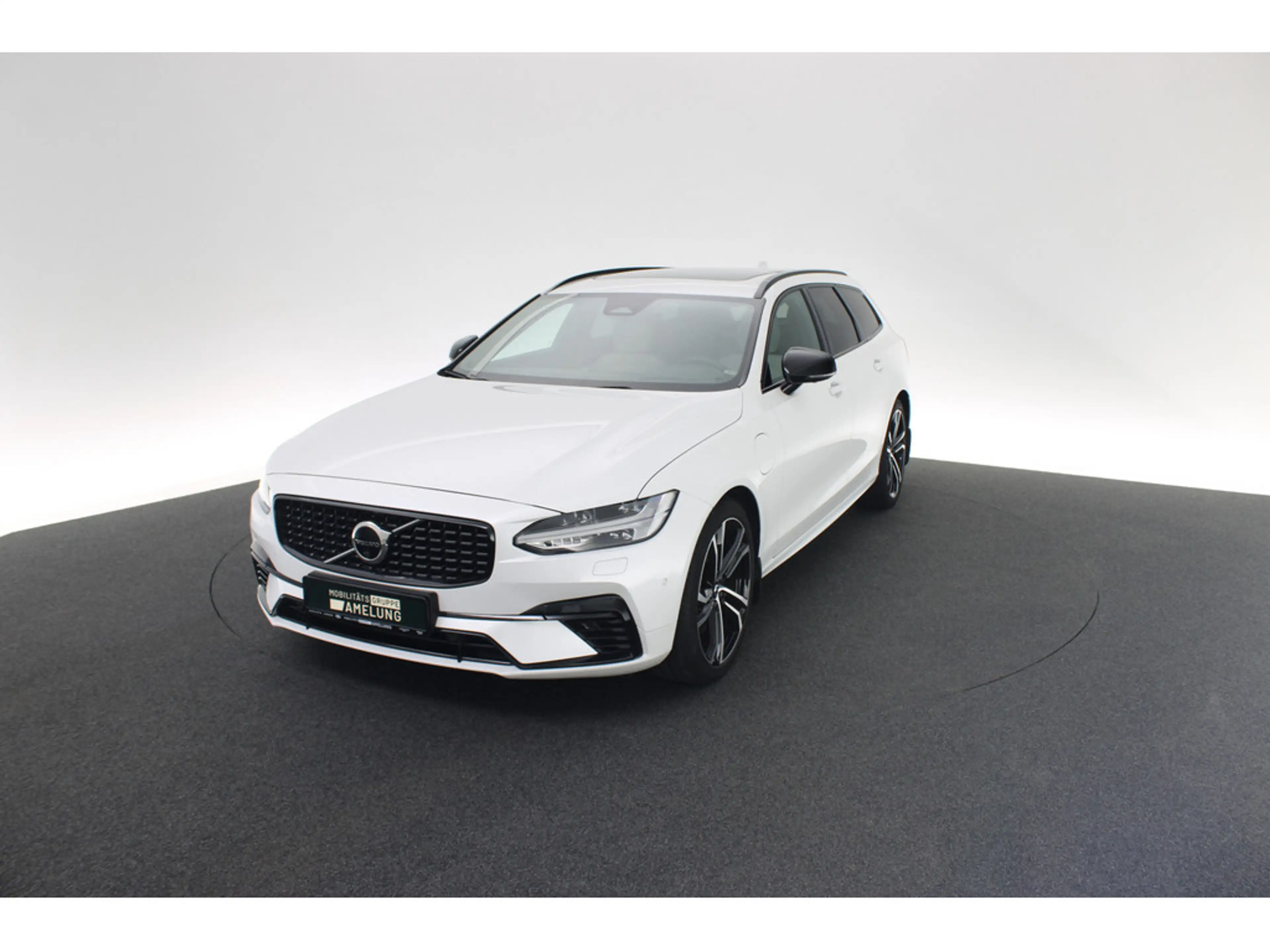 Volvo V90 Kombi 2.0 R Design Recharge Plug-In Hybrid AWD — photo 13
