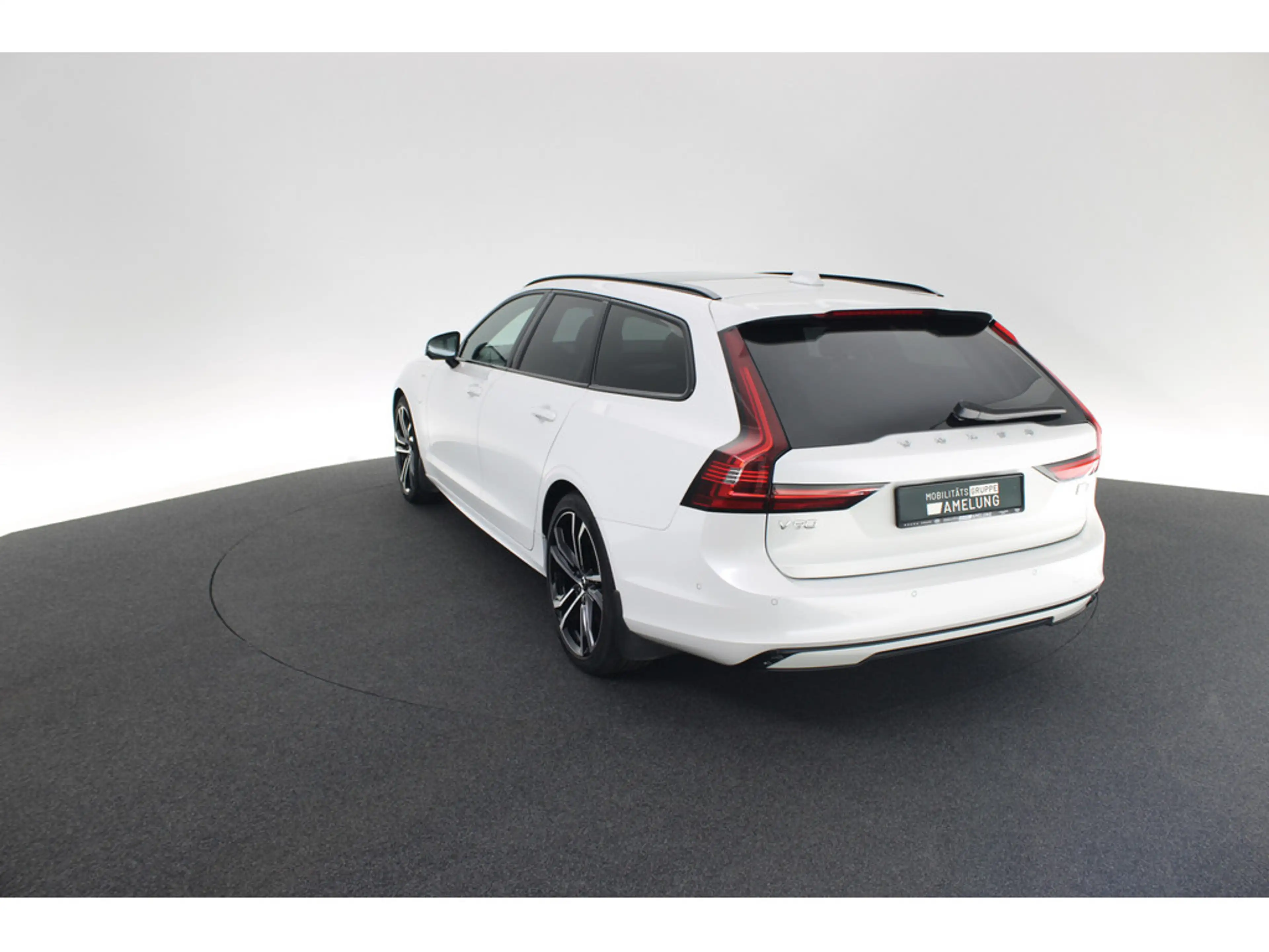 Volvo V90 Kombi 2.0 R Design Recharge Plug-In Hybrid AWD — photo 14