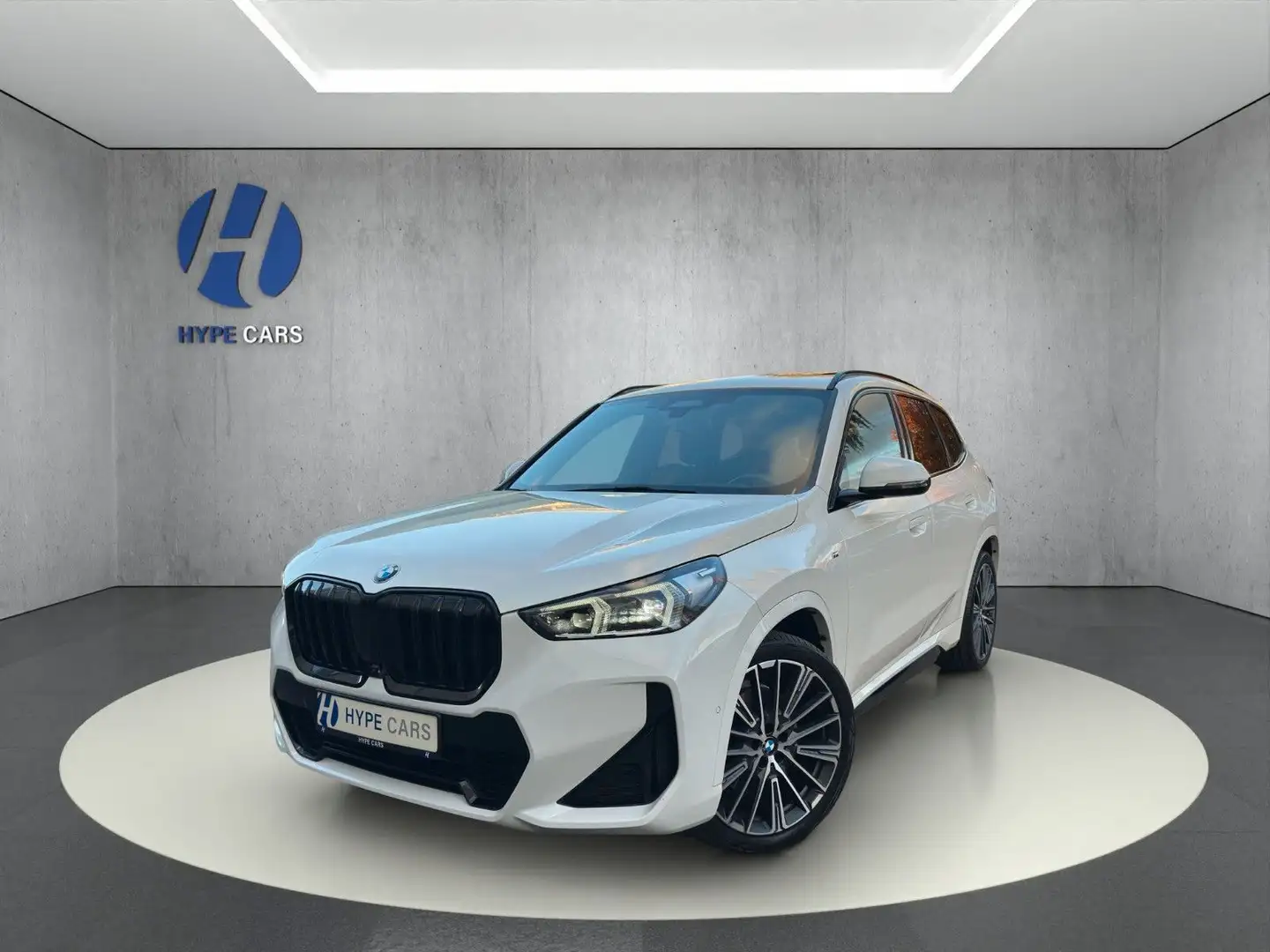 BMW X1 23 i xDrive M Sport LED Pano HUD 360°H/K ACC Weiß - 1
