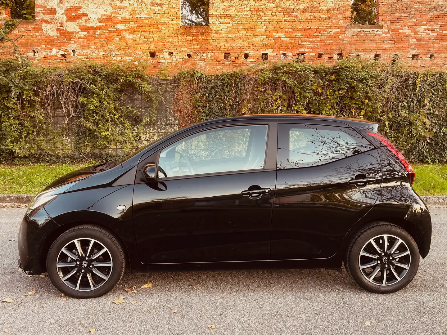 Toyota Aygo Aygo 5p 1.0 x-play 72cv Nero - 1
