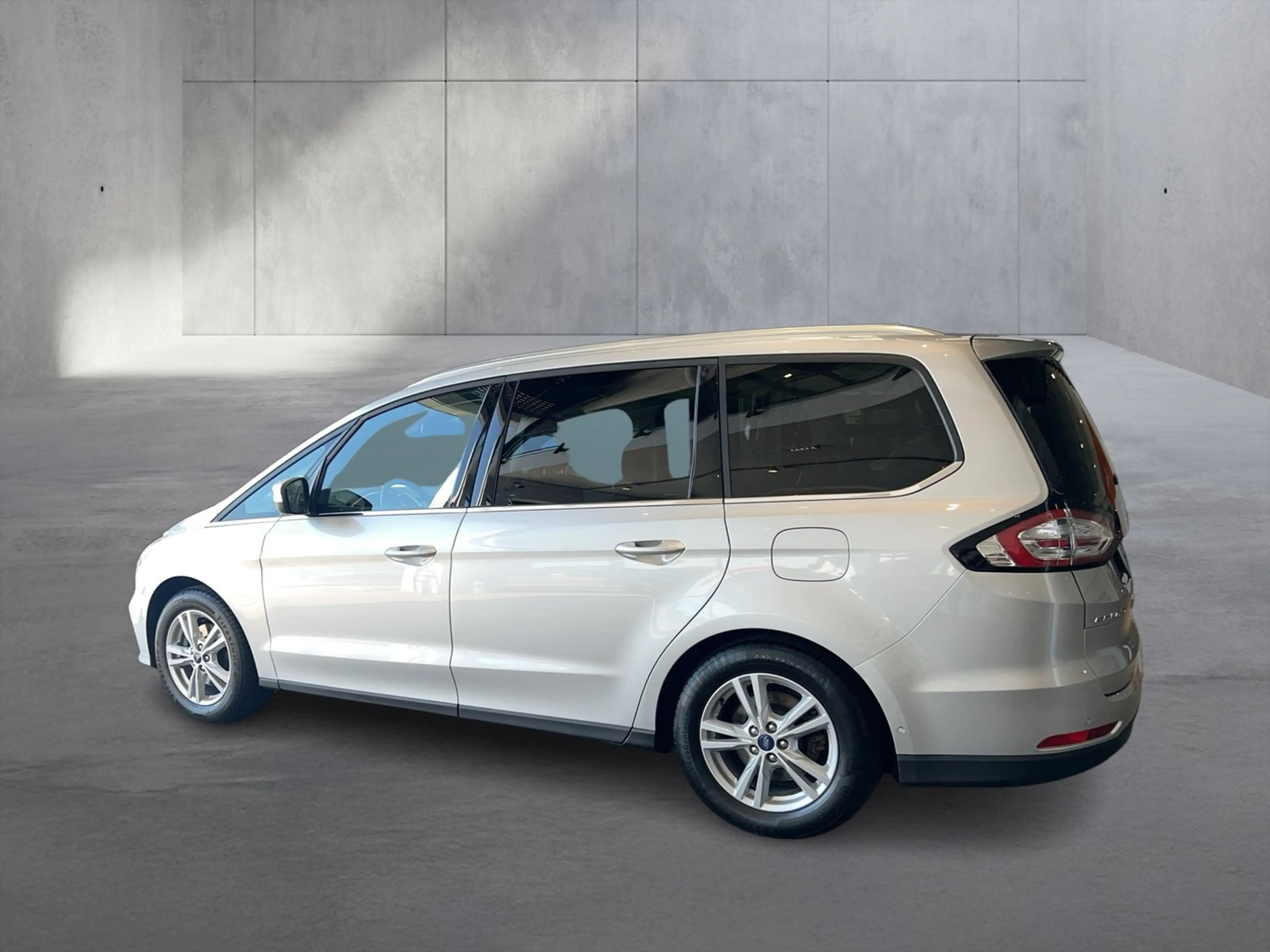 Ford Galaxy 2,0 EcoBlue Titanium Aut. — photo 3