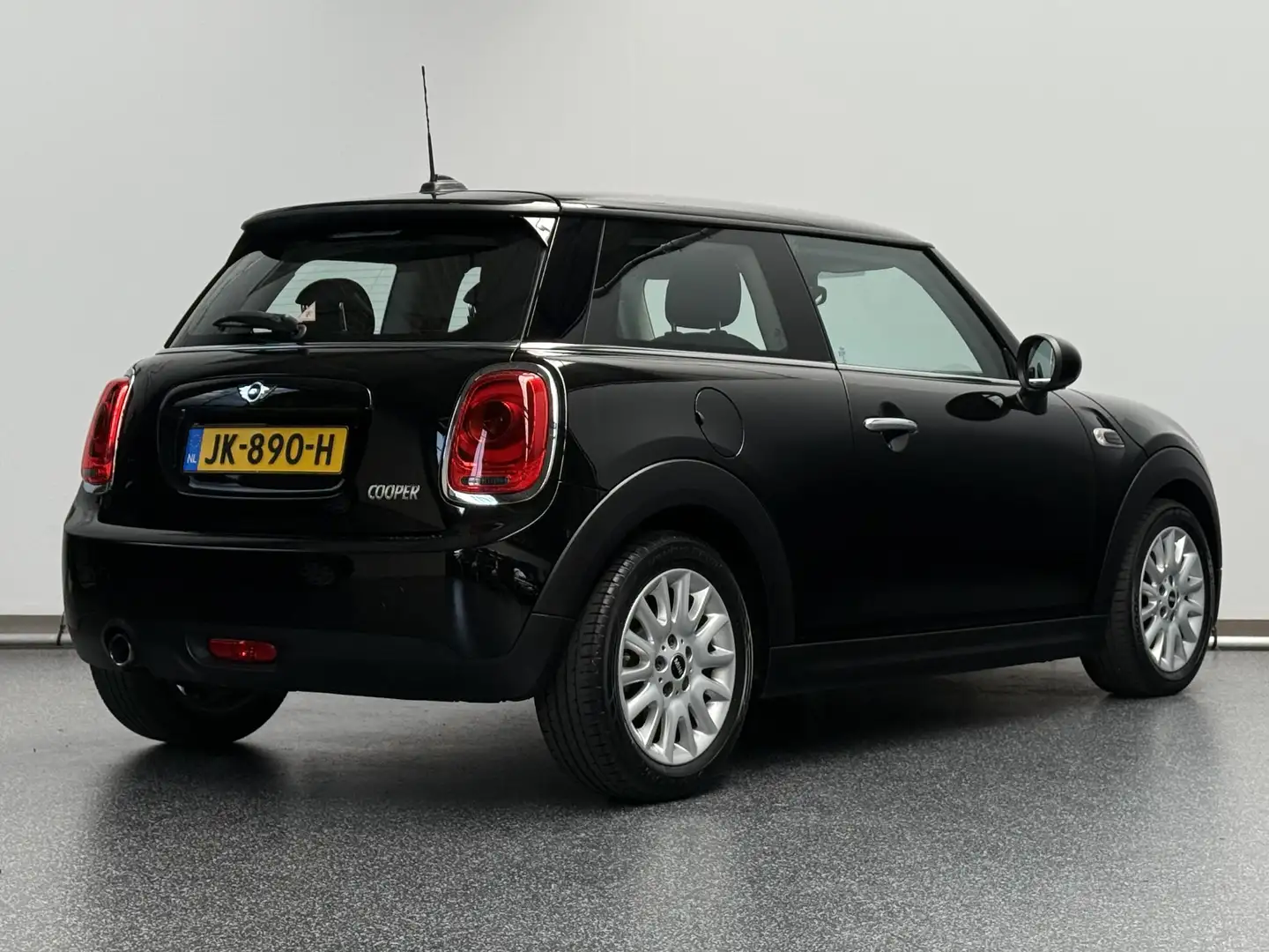 MINI Cooper Mini 1.5 Business | Airco | Navigatie | NL Auto Zwart - 2
