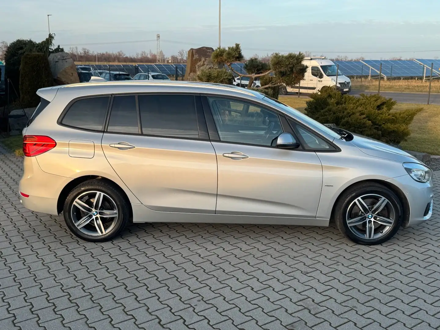 BMW 220 d xDrive Gran Tourer Sport Line LED AHK NAVI Silber - 2