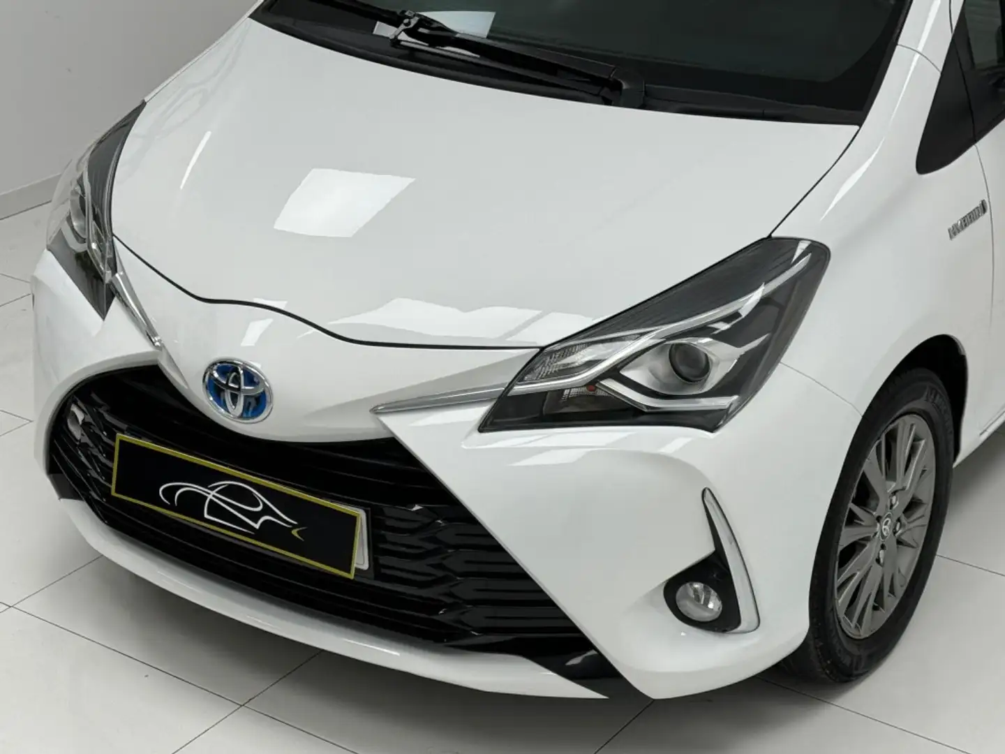 Toyota Yaris Van EcoVan Hybrid Blanc - 2