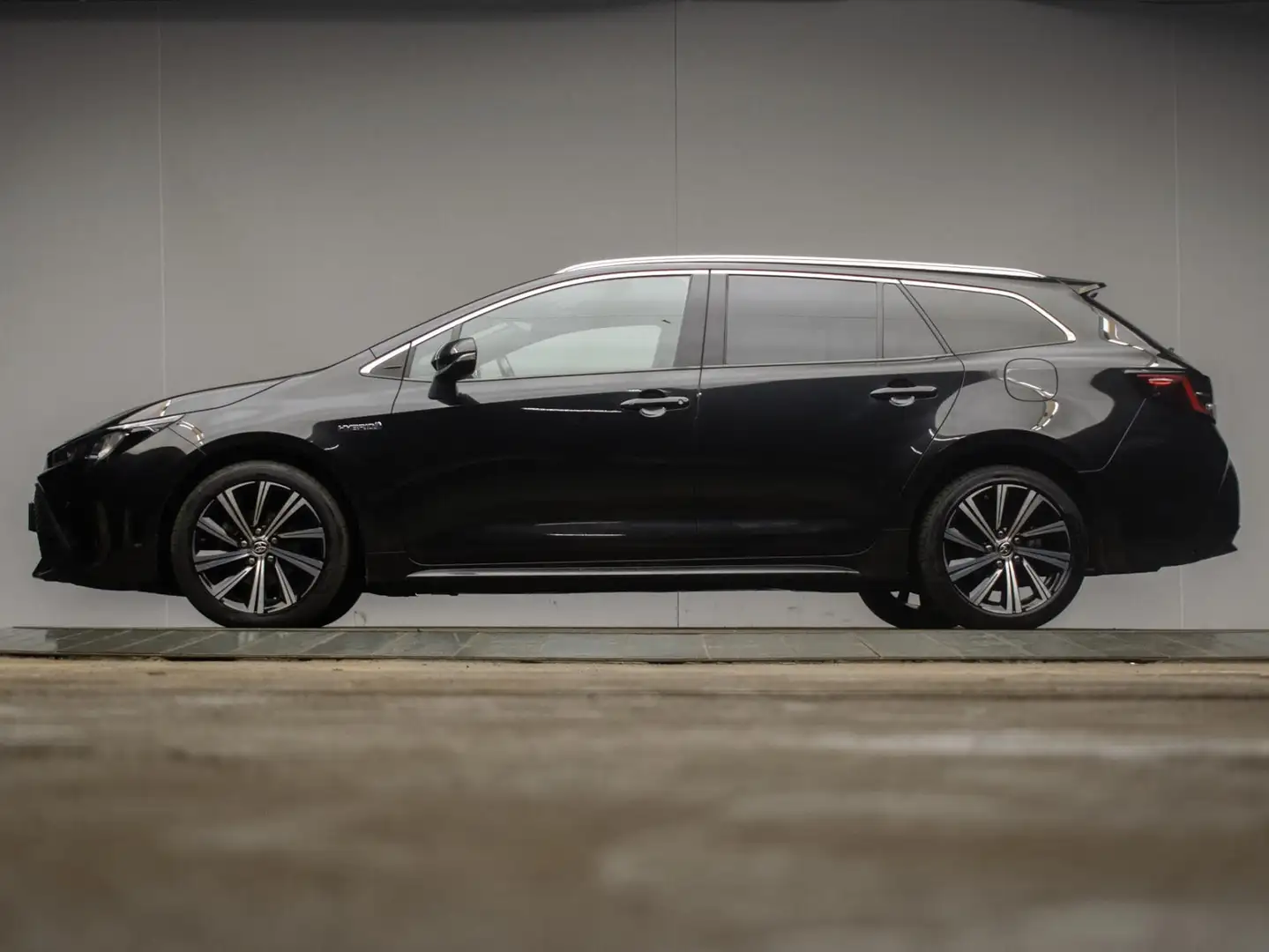 Toyota Corolla Touring Sports 1.8 Hybrid Business Plus Sport (NAV Zwart - 1