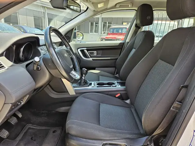 Land Rover Discovery Sport view 8