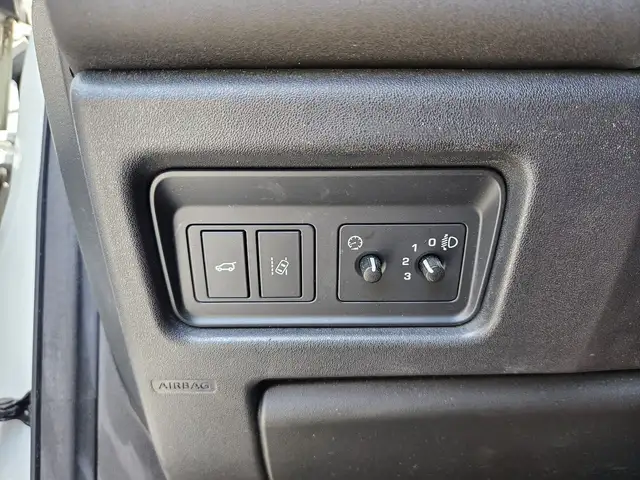 Land Rover Discovery Sport view 15