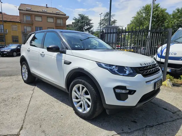 Land Rover Discovery Sport view 3
