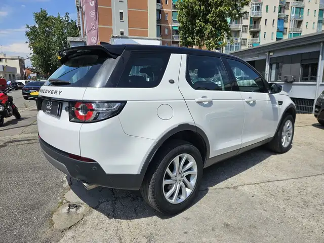 Land Rover Discovery Sport view 4